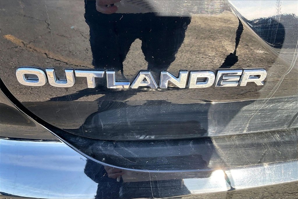 Used 2022 Mitsubishi Outlander SE image 27