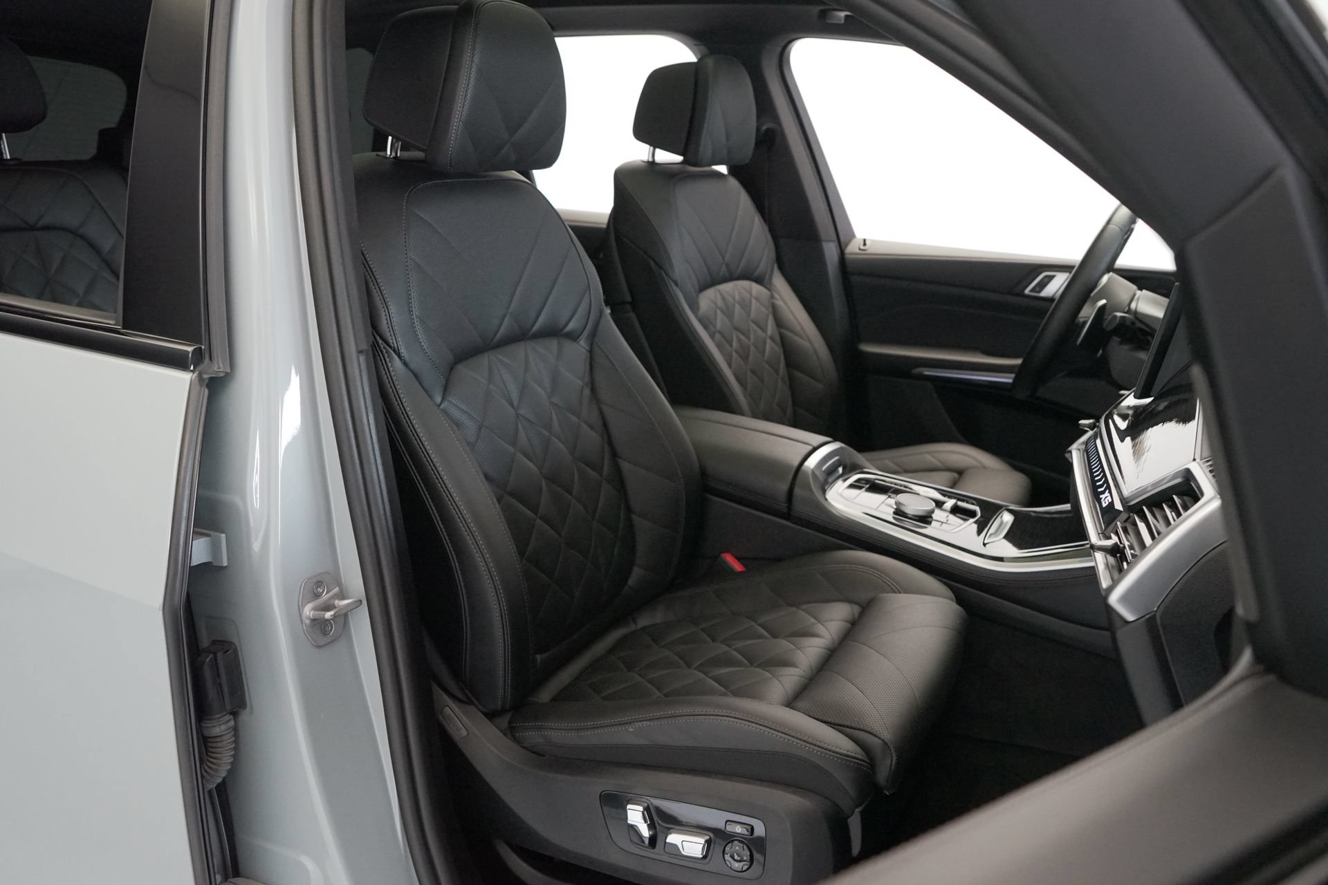 Used 2025 BMW X5 sDrive40i w/ M Sport Package RWD image 4