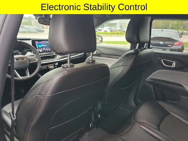 Used 2025 Jeep Compass Latitude AWD/4WD image 27