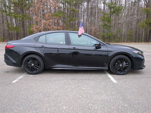 Used 2025 Toyota Camry SE image 3