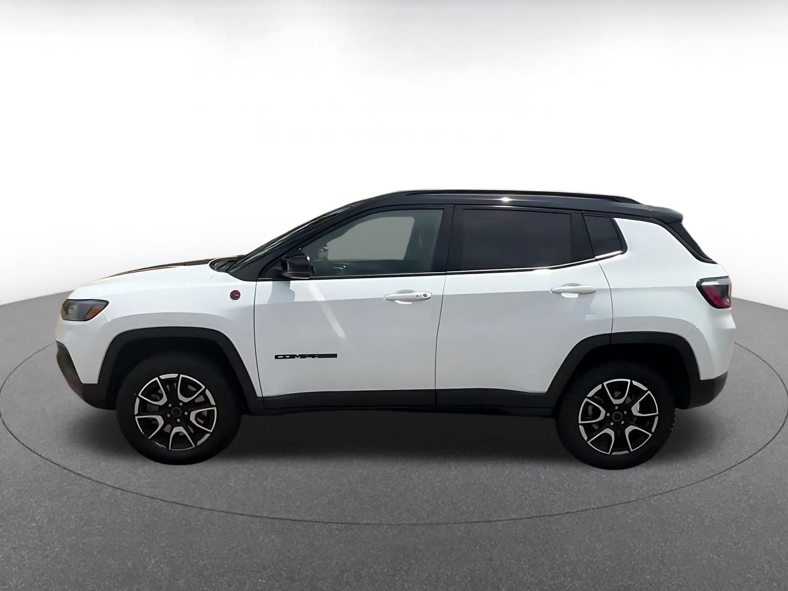 Used 2025 Jeep Compass Trailhawk AWD/4WD image 8