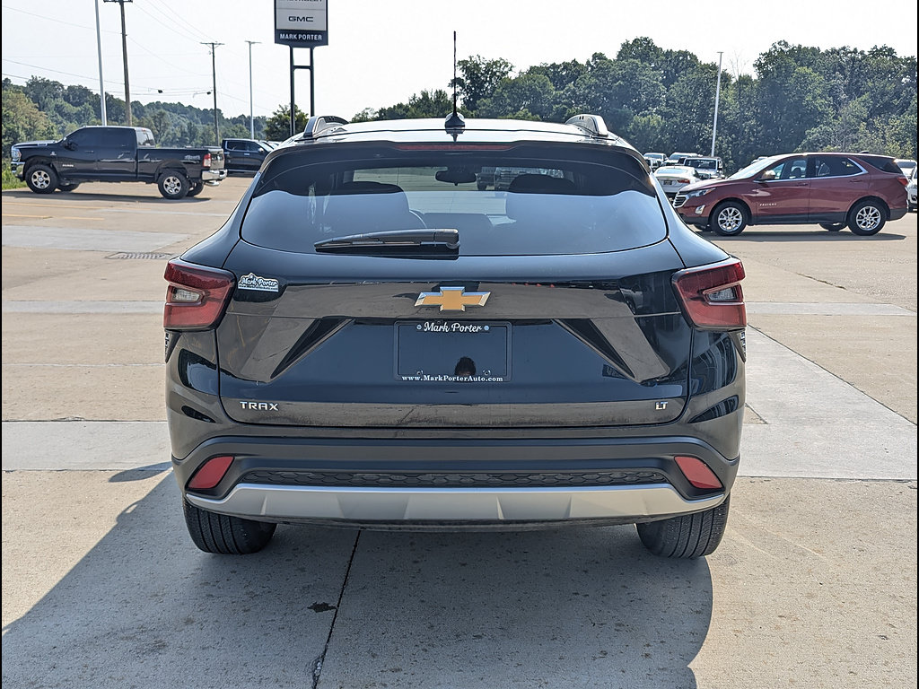 Used 2025 Chevrolet Trax LT FWD image 8