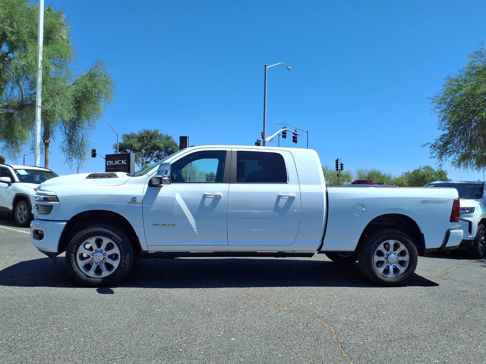 Used 2025 RAM 3500 Laramie AWD/4WD image 9