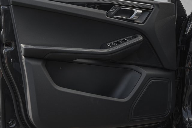 Used 2023 Porsche Macan Turbo image 9