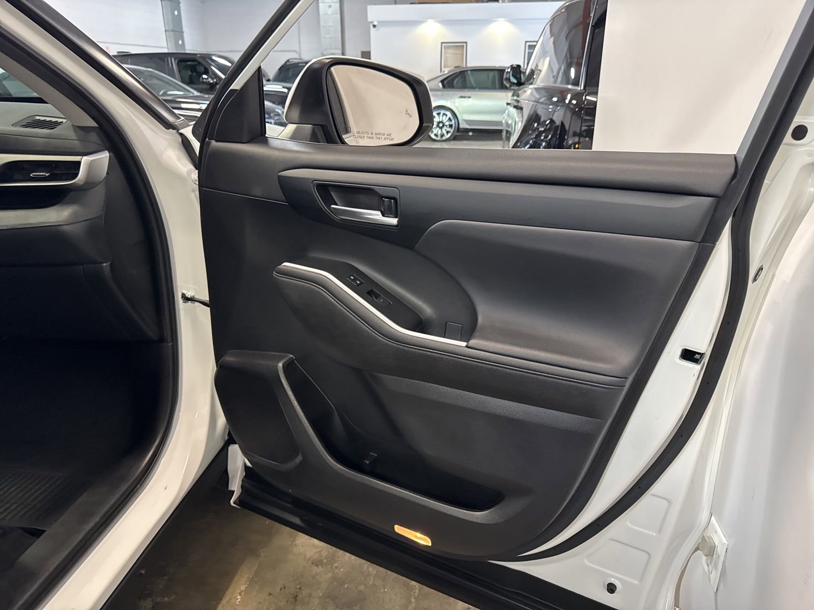 Used 2023 Toyota Highlander XLE image 25