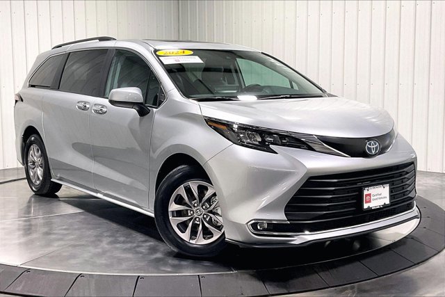 Certified 2024 Toyota Sienna XLE image 3