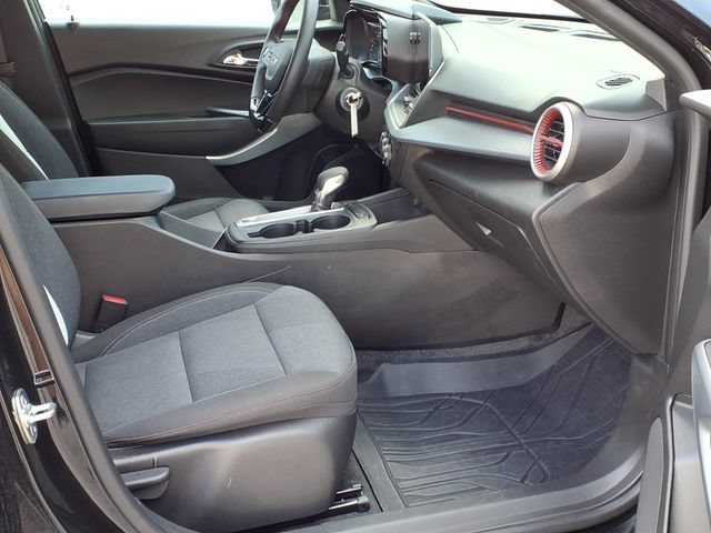 Used 2024 Chevrolet Trax RS w/ Sunroof Package FWD image 21