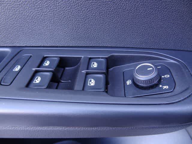 Used 2025 Volkswagen Taos SE FWD image 13