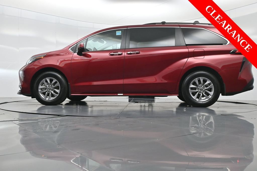Used 2022 Toyota Sienna XLE image 54