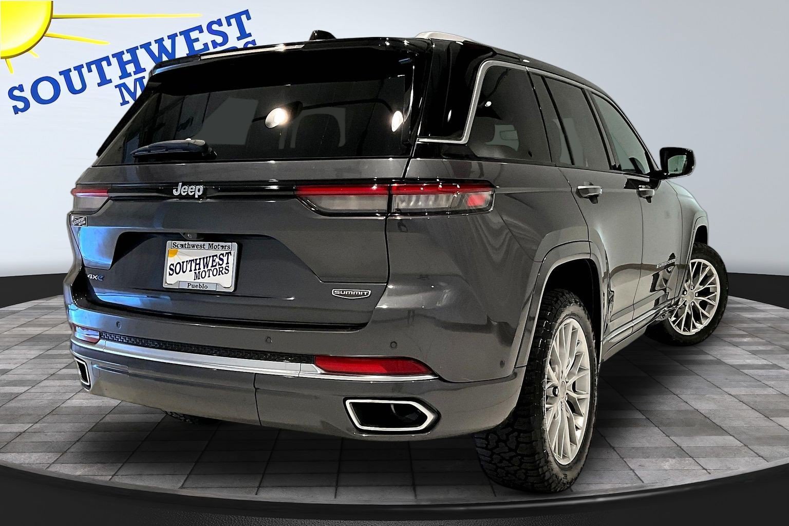 Used 2022 Jeep Grand Cherokee Summit AWD/4WD image 7