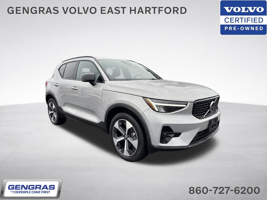 Certified 2025 Volvo XC40 B5 Plus AWD/4WD image 1