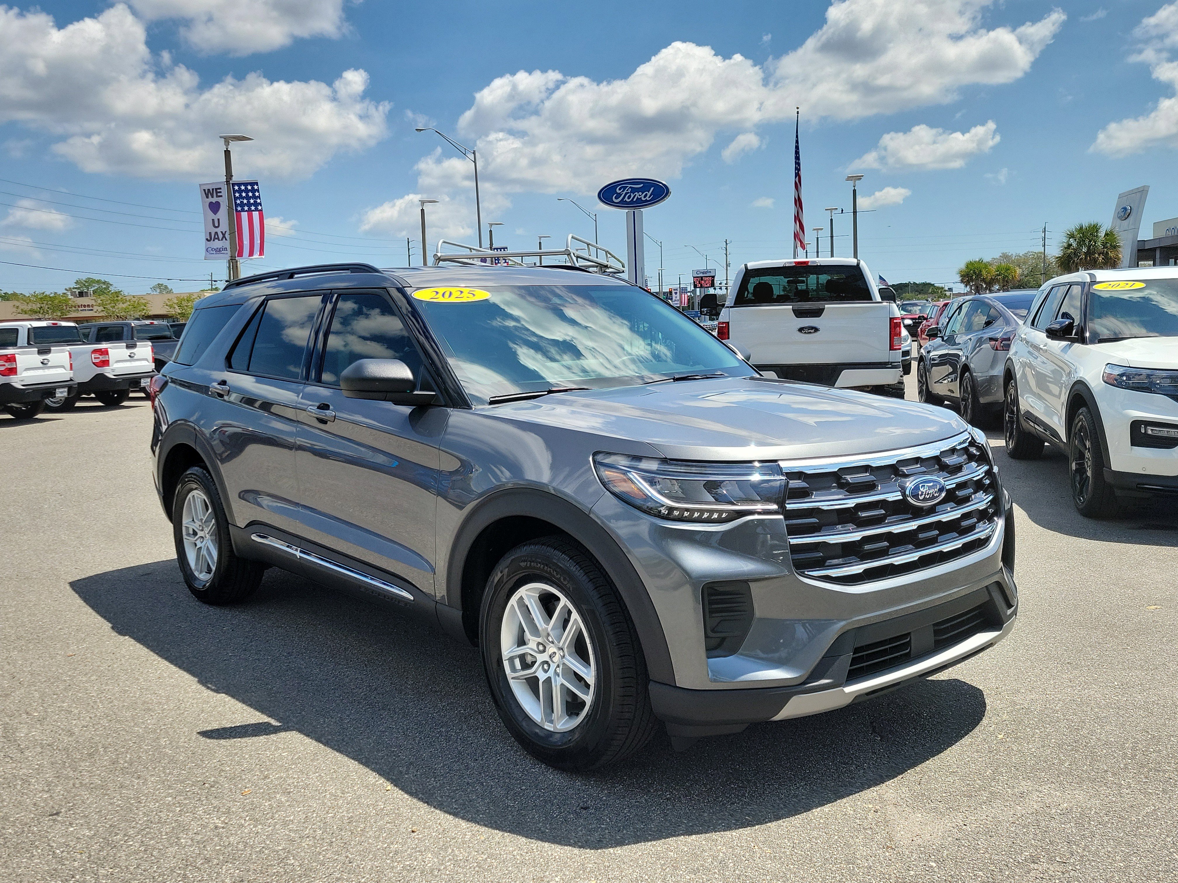 Used 2025 Ford Explorer Active AWD/4WD image 2