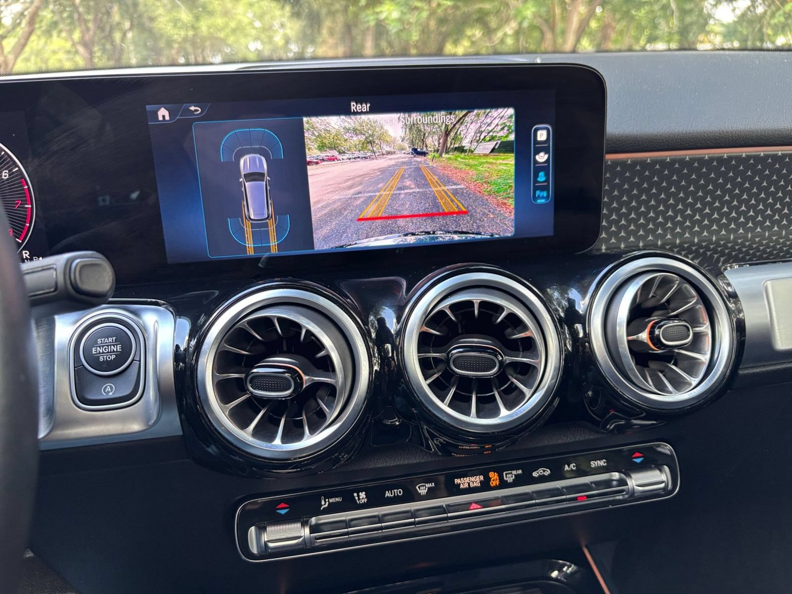 Used 2025 Mercedes-Benz GLB 250 4MATIC image 17