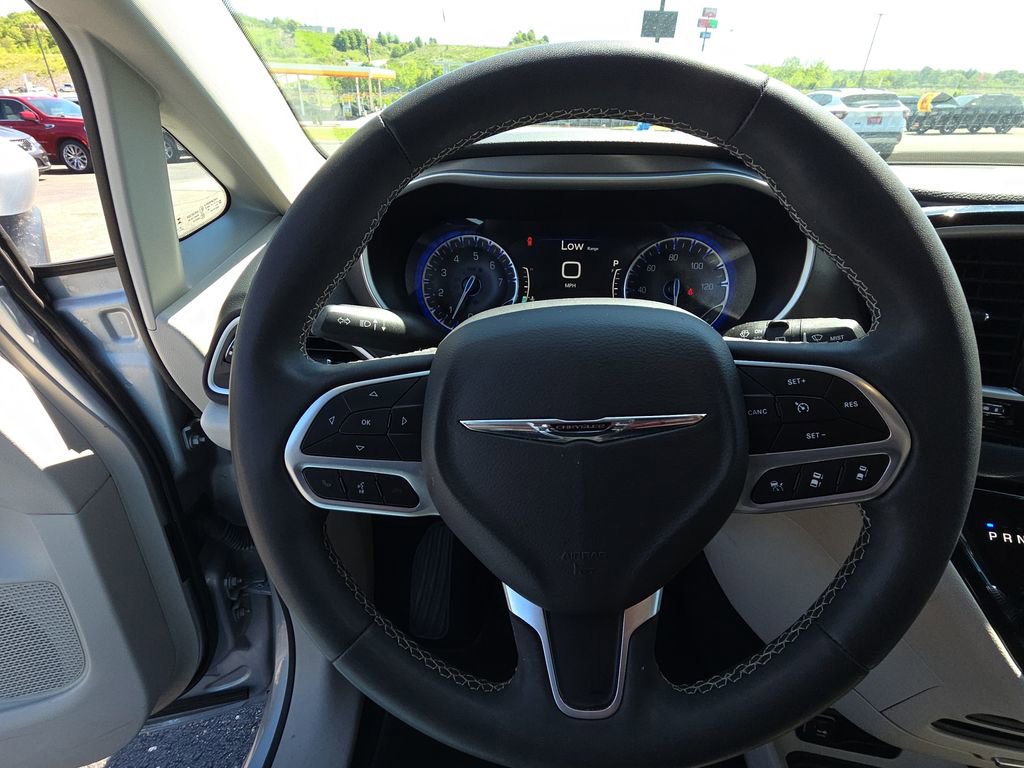 Used 2023 Chrysler Pacifica Touring-L FWD image 17