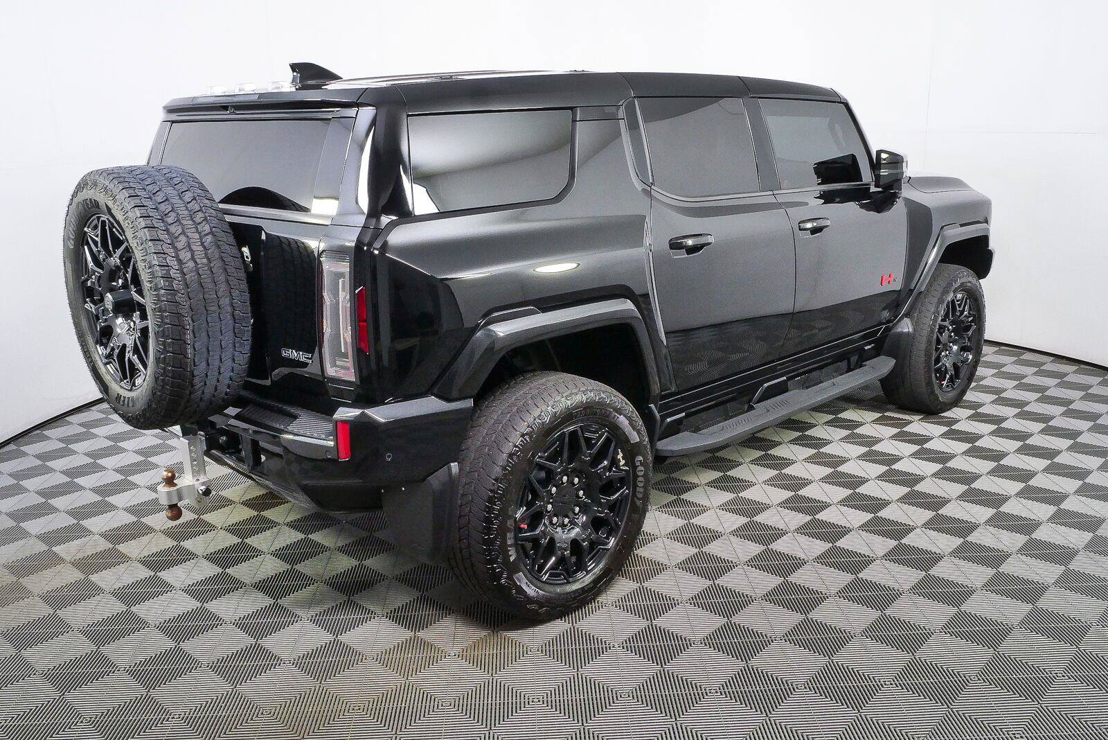 Used 2024 GMC Hummer EV 2X w/ LPO, Illumination Package AWD/4WD image 3