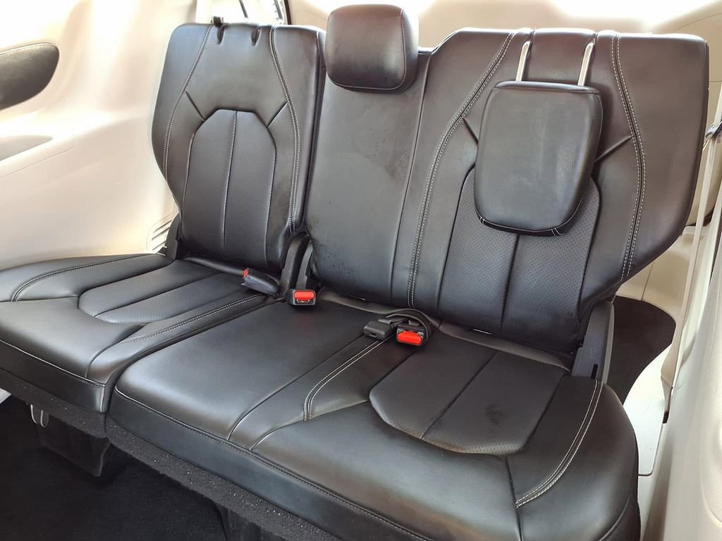 Used 2023 Chrysler Pacifica Touring-L image 12