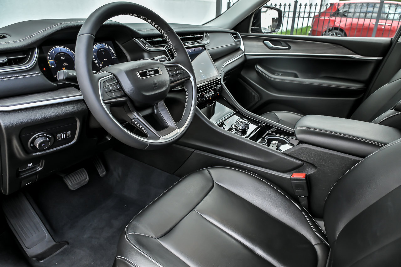 Used 2023 Jeep Grand Cherokee Limited w/ MOPAR Finishing Package AWD/4WD image 27