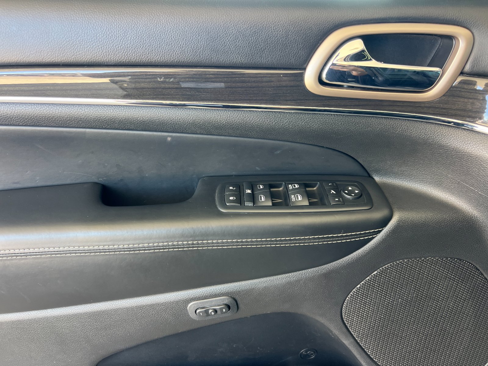 Used 2015 Jeep Grand Cherokee Overland RWD image 11