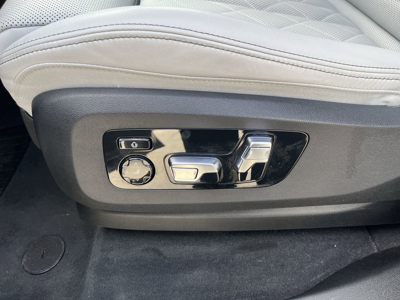 Used 2023 BMW X5 M50i w/ Executive Package image 15