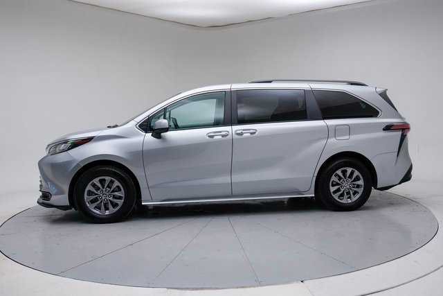 Used 2021 Toyota Sienna LE image 2