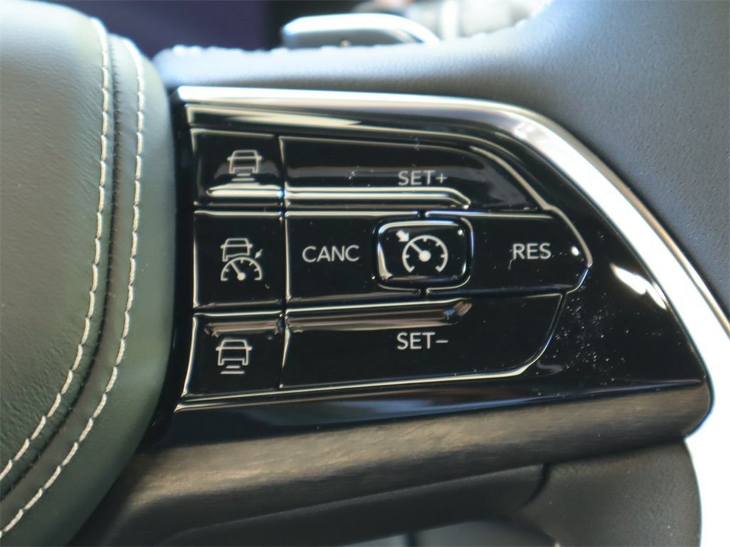 Used 2023 Jeep Grand Cherokee Overland w/ Luxury Tech Group IV RWD image 10