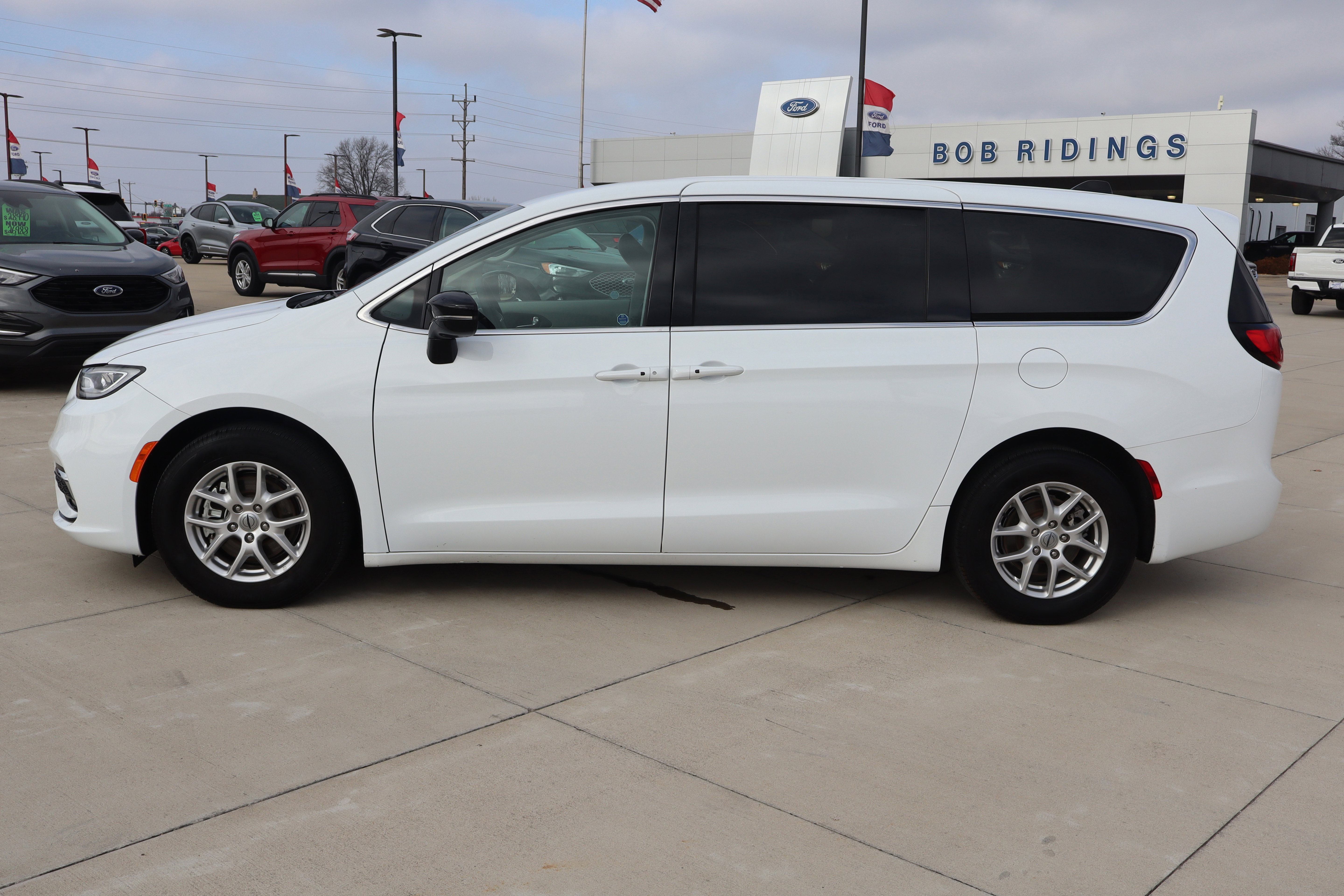 Used 2024 Chrysler Pacifica Touring-L image 9