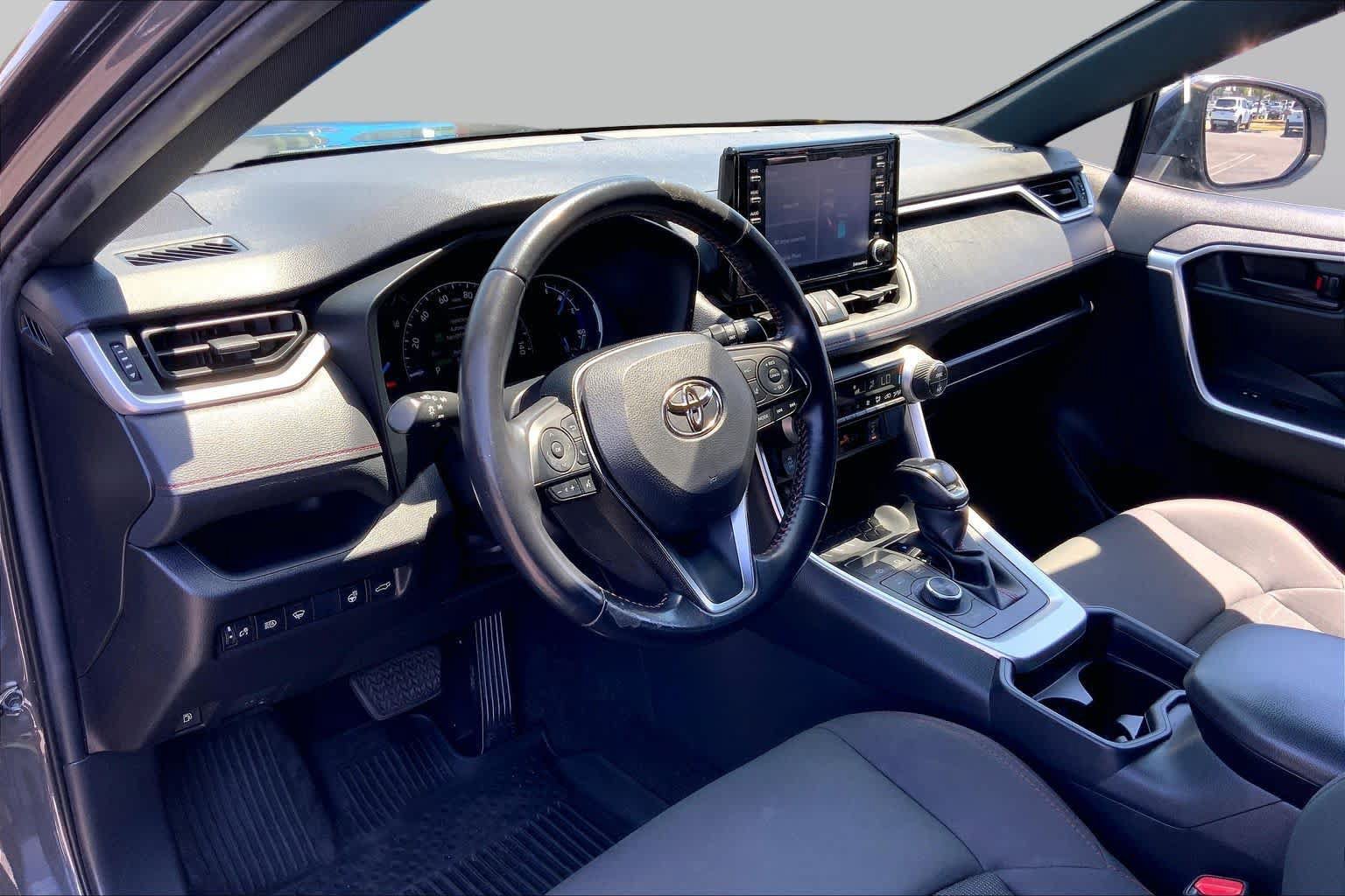Used 2021 Toyota RAV4 SE w/ Weather & Moonroof Package AWD/4WD image 17