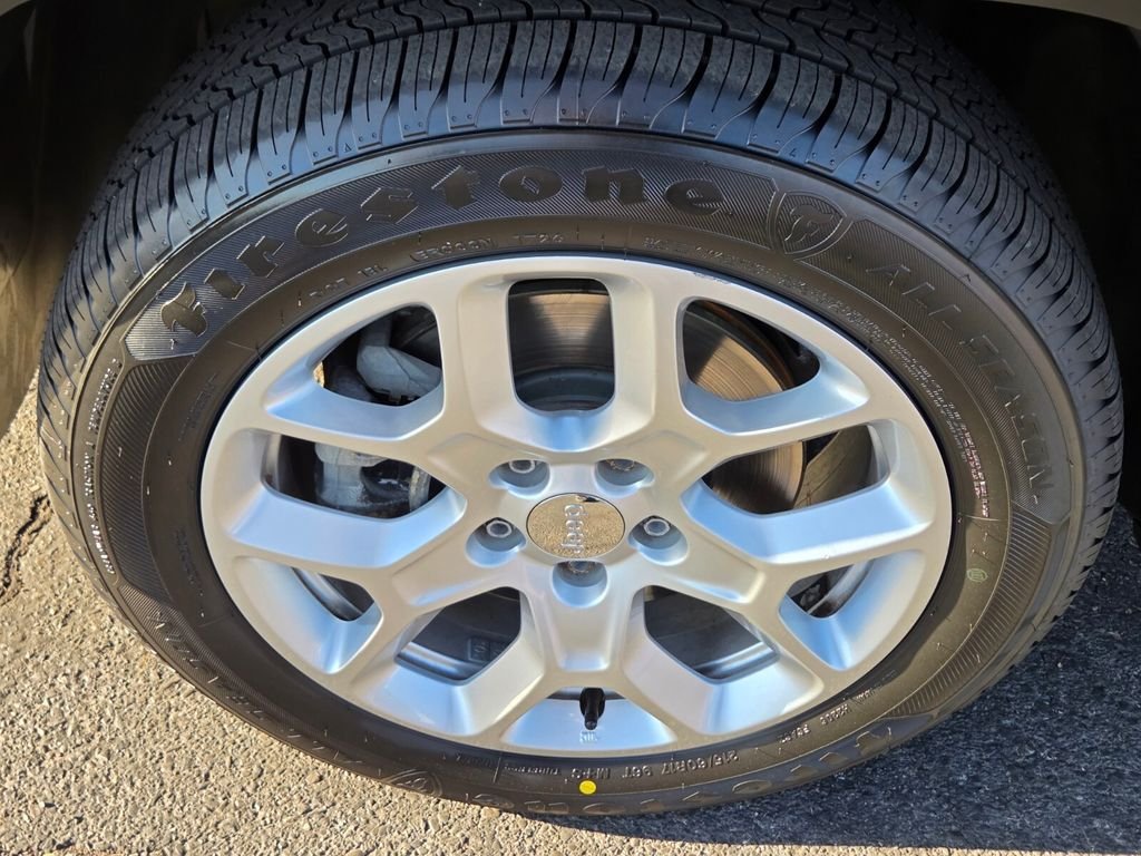 Used 2015 Jeep Renegade Latitude w/ Popular Equipment Group FWD image 12