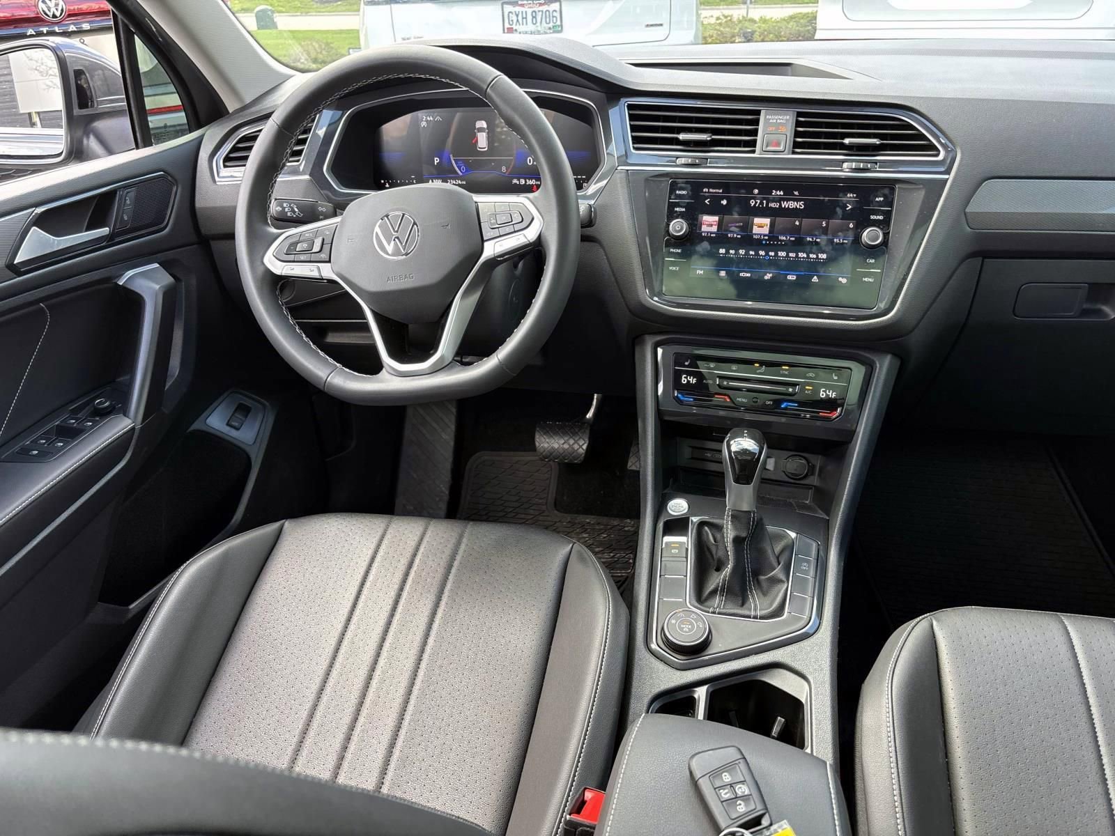 Used 2024 Volkswagen Tiguan SE w/ Panoramic Sunroof Package image 31