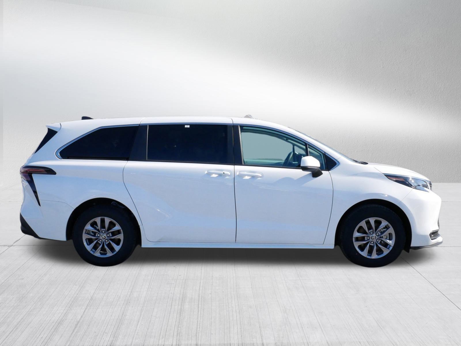 Certified 2025 Toyota Sienna LE image 8