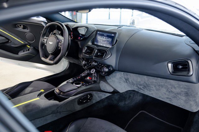Used 2023 Aston Martin V8 Vantage Coupe RWD image 26