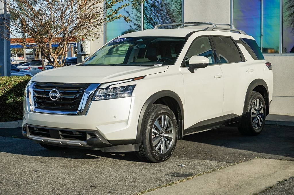 Used 2024 Nissan Pathfinder SL image 3