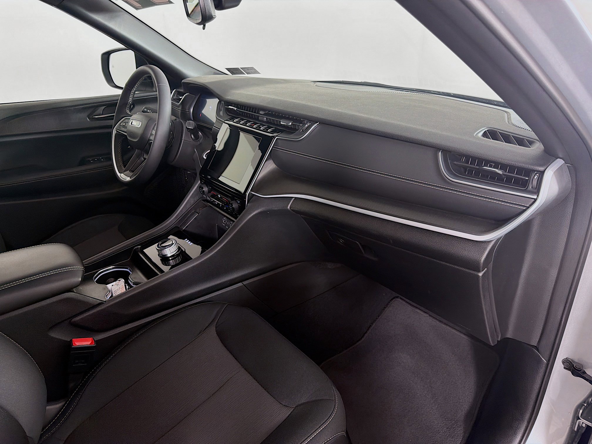 Used 2024 Jeep Grand Cherokee Laredo image 27