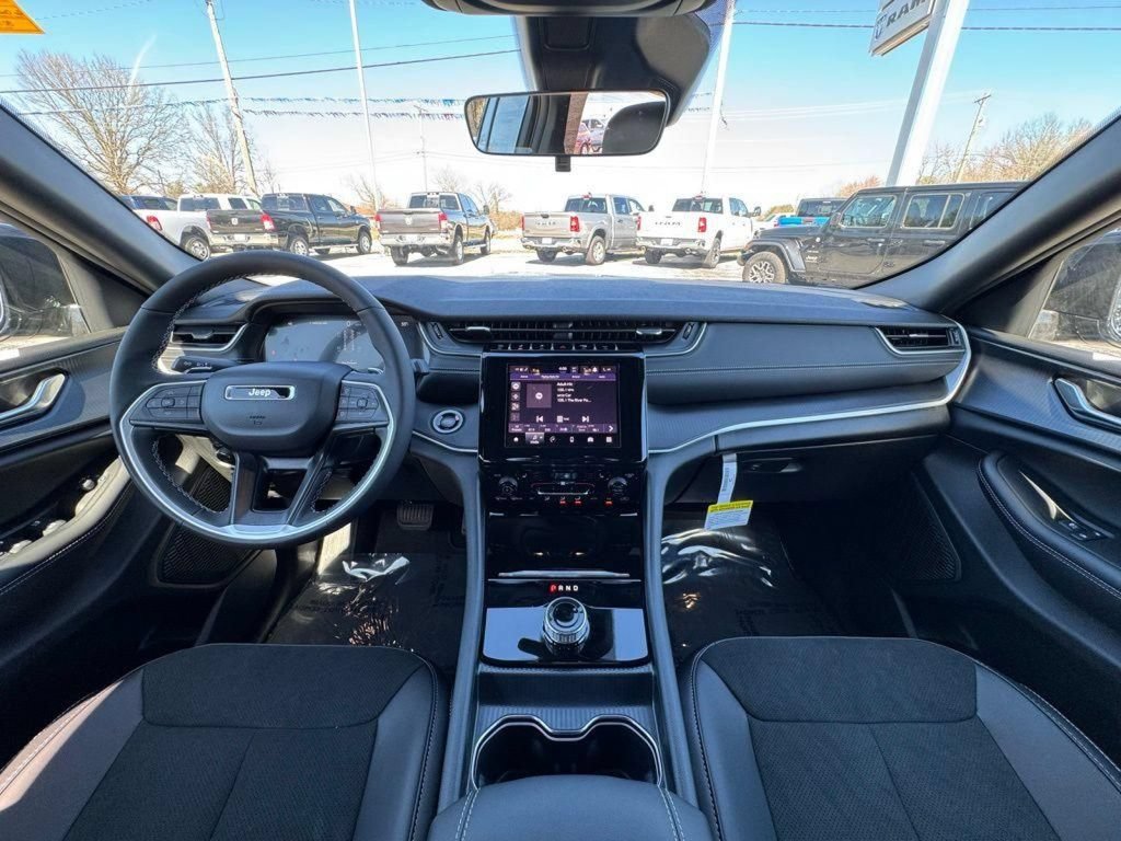 New 2025 Jeep Grand Cherokee Altitude AWD/4WD image 16
