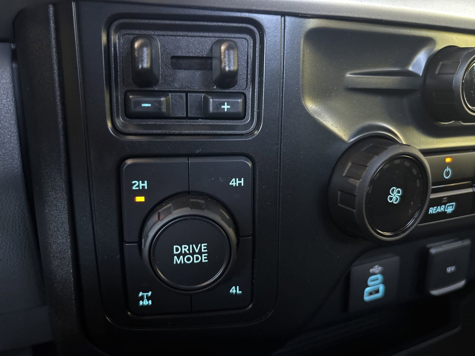 Used 2024 Ford F350 XLT w/ 360-Degree Camera Package AWD/4WD image 29