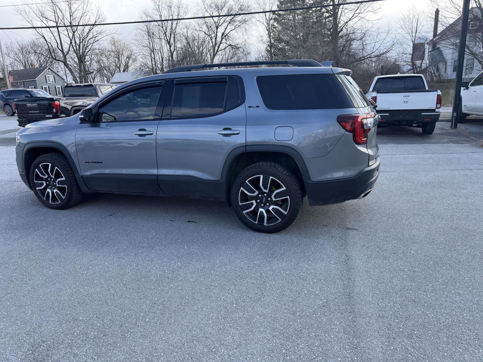 Used 2021 GMC Acadia SLE w/ Driver Convenience Package image 4