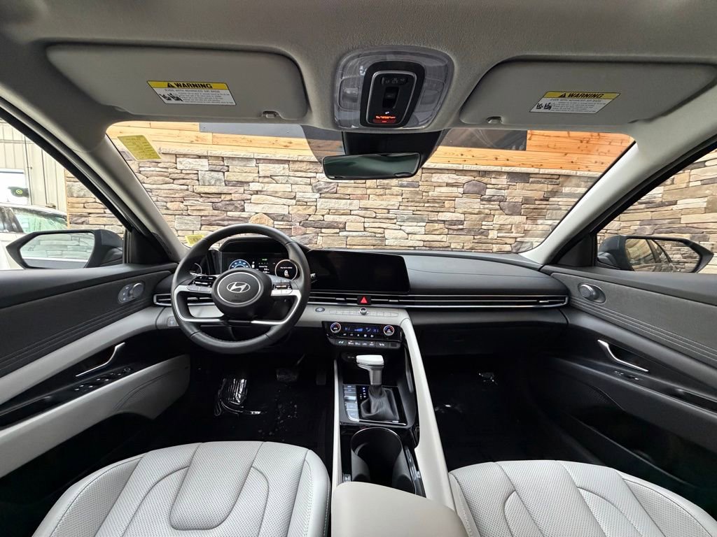Certified 2025 Hyundai Elantra Limited image 16