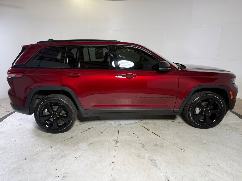 Used 2023 Jeep Grand Cherokee Limited w/ Black Appearance Package image 8