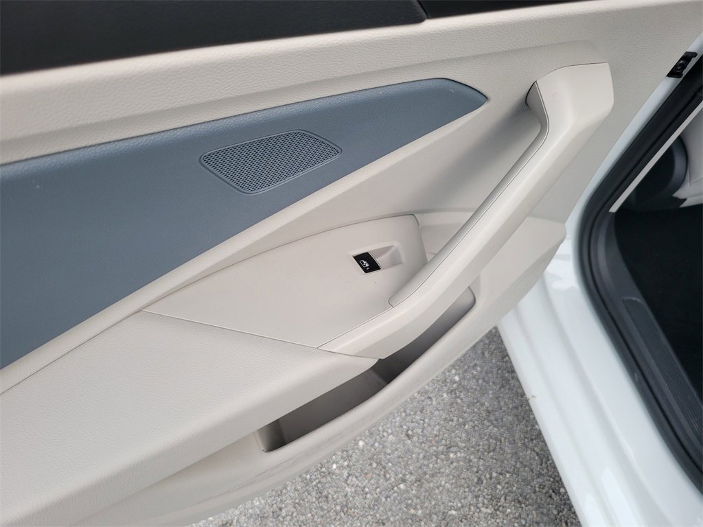 Certified 2025 Volkswagen Jetta SE w/ Sunroof Package image 12