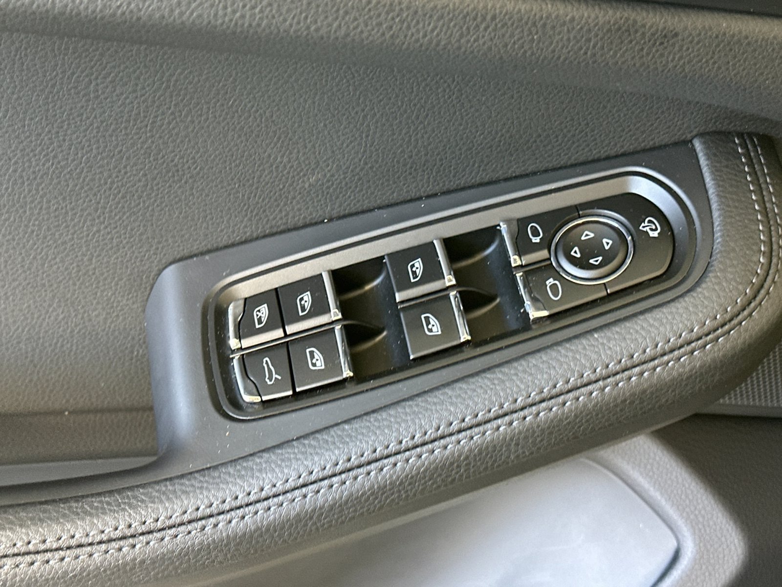 Certified 2026 Porsche Macan AWD/4WD image 13