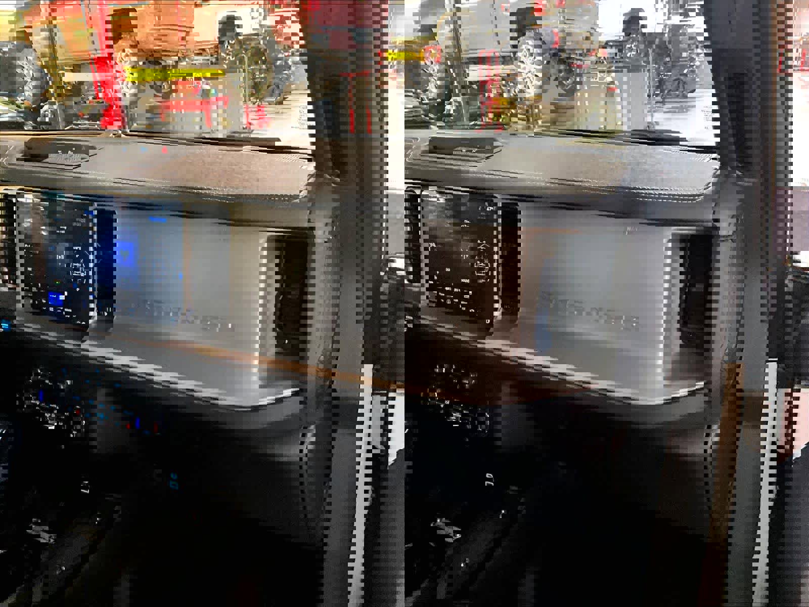 Used 2025 Ford Bronco Outer Banks image 13