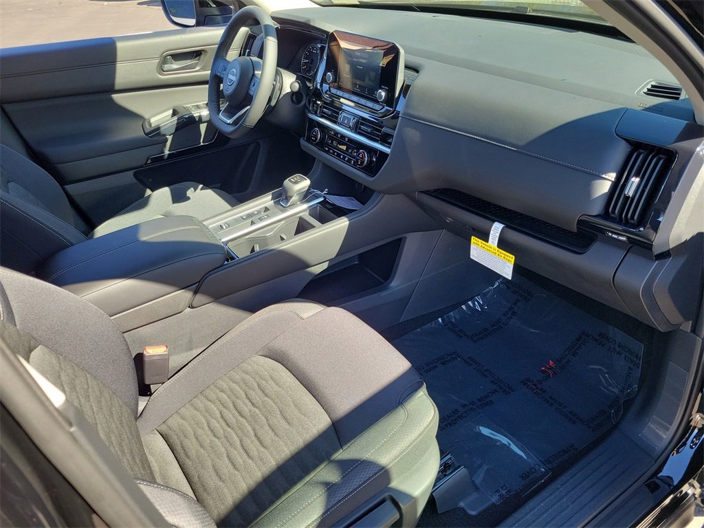 New 2025 Nissan Pathfinder SV image 11