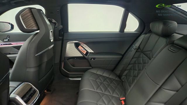 Used 2025 BMW 740i xDrive AWD/4WD image 30
