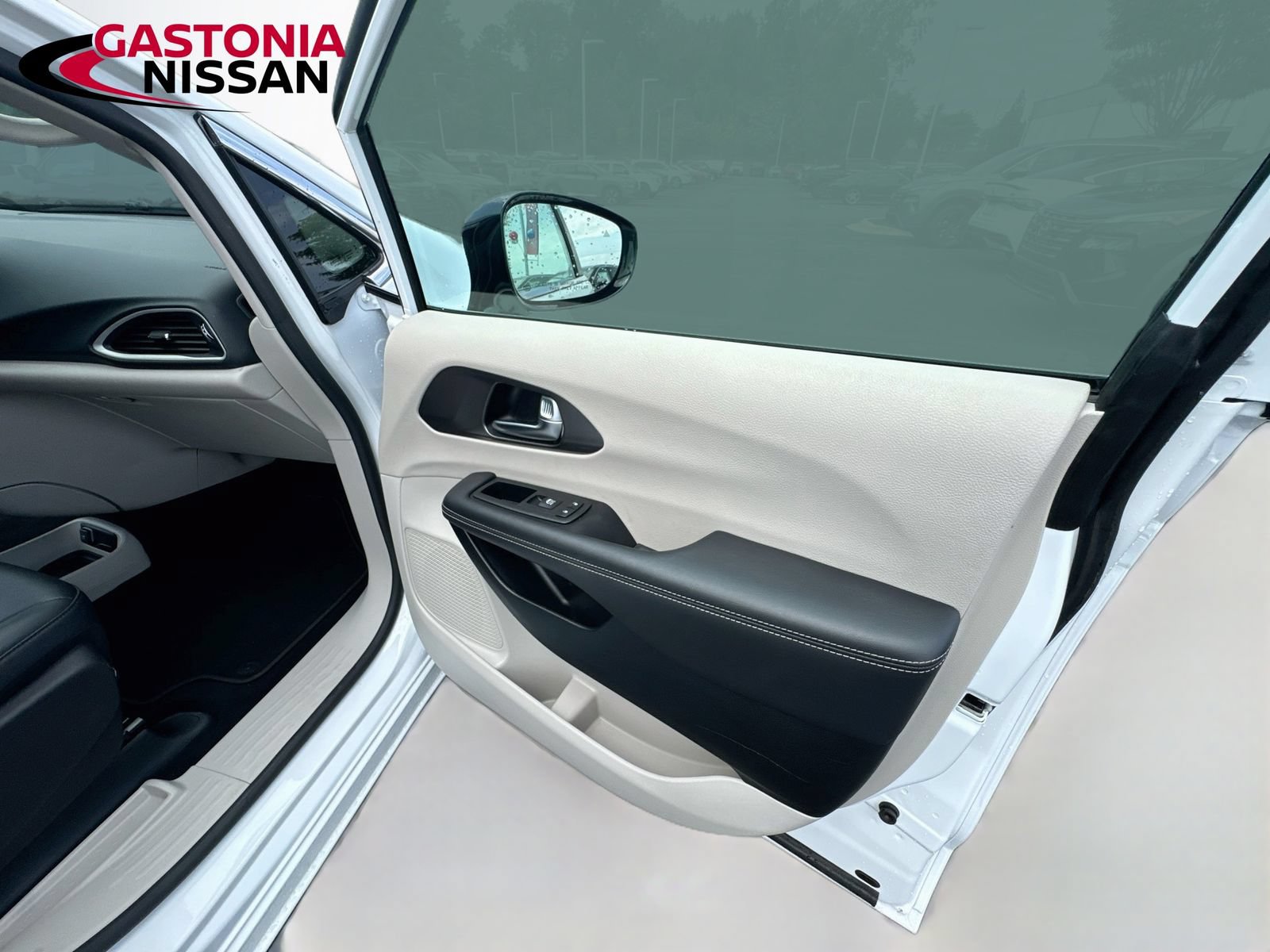 Used 2024 Chrysler Pacifica Touring-L FWD image 39