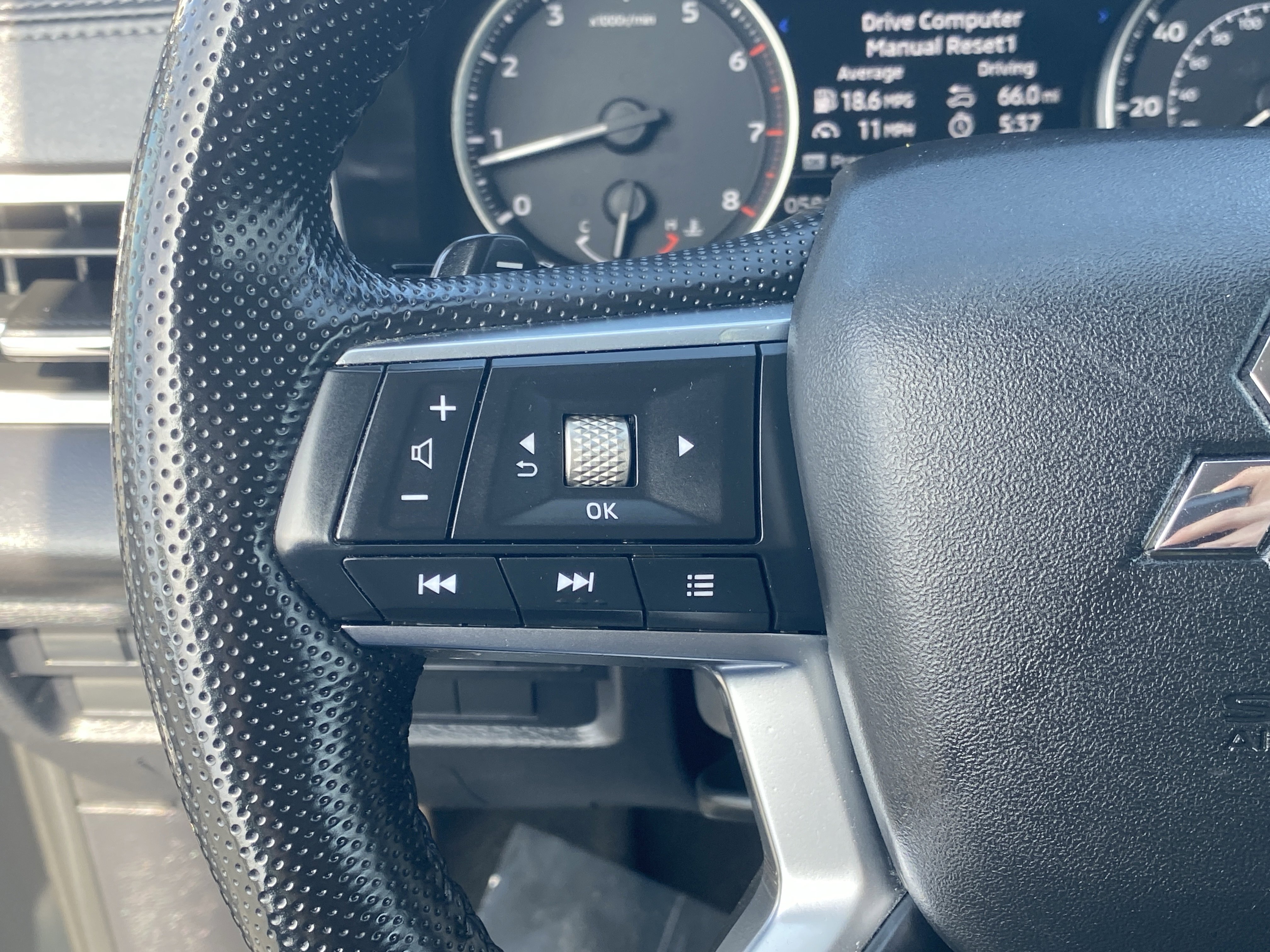 Used 2024 Mitsubishi Outlander SE image 28