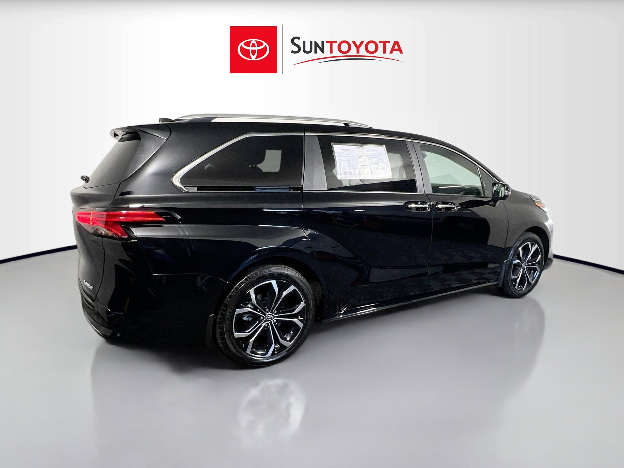 Used 2025 Toyota Sienna Platinum image 4