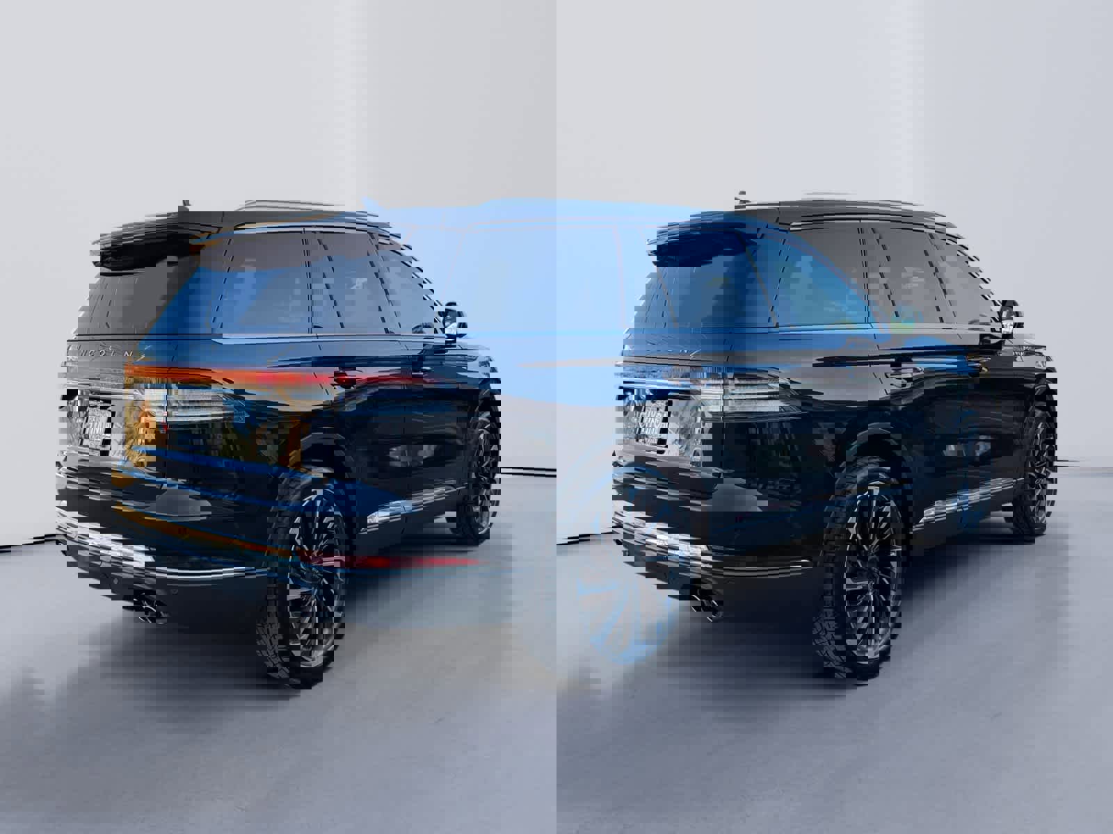 Used 2020 Lincoln Aviator Reserve w/ Equipment Group 202A image 3