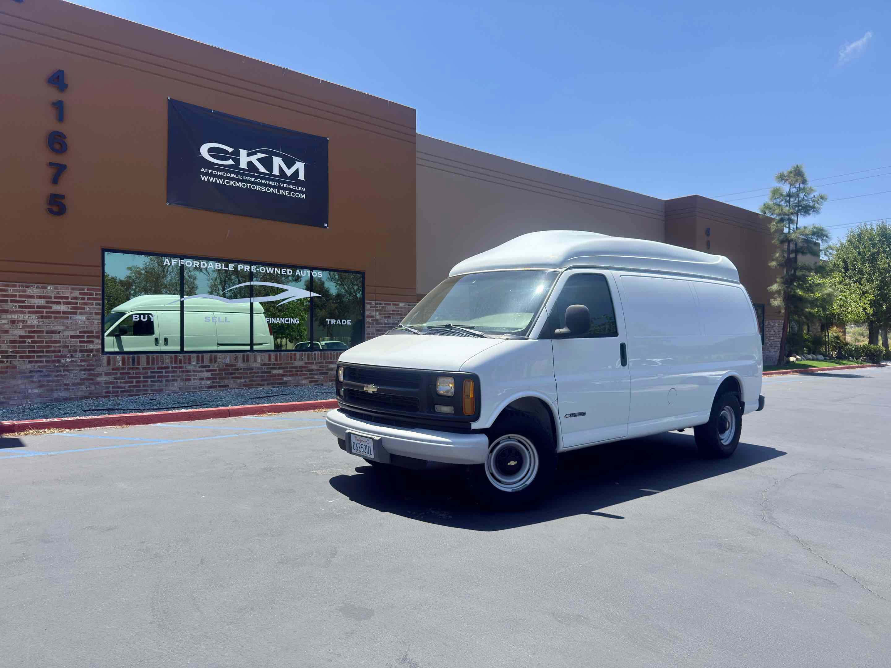 Used 2001 Chevrolet Express 3500 w/ Convenience Pkg 1 RWD image 2