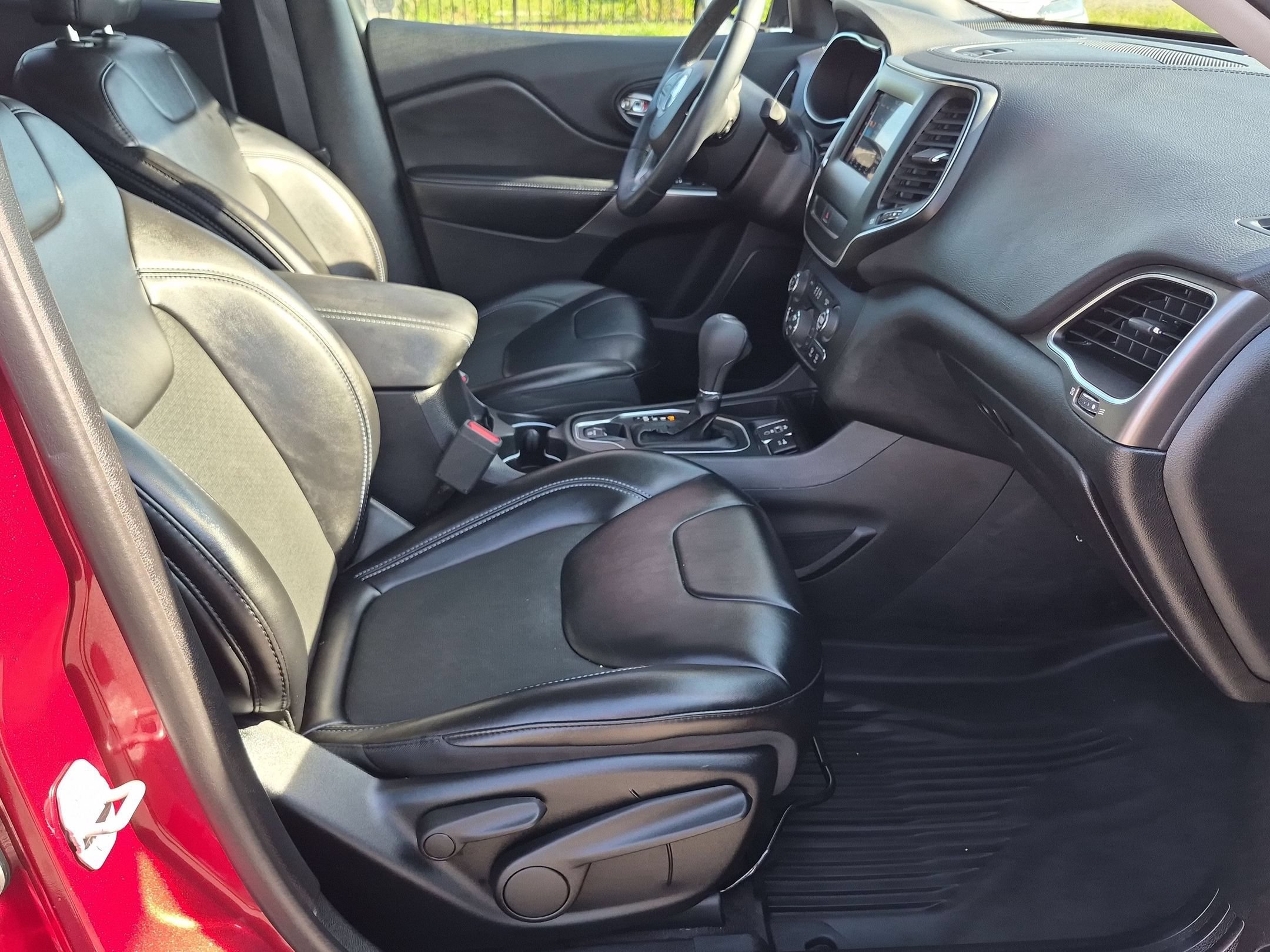 Used 2019 Jeep Cherokee Latitude Plus w/ Comfort/Convenience Group FWD image 35
