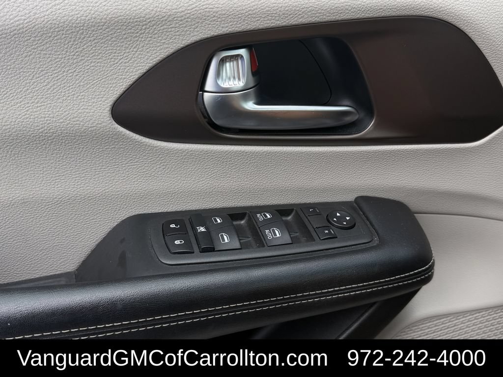 Used 2022 Chrysler Voyager LX FWD image 25